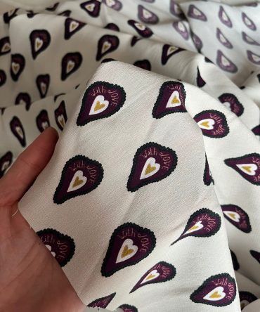 Tela de viscosa rayón con estampado de corazones