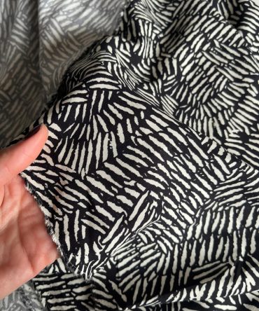 Tela viscosa estampada negro y crudo